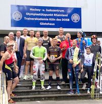 Die Absolventinnen und Absolventen des Diplom-Trainer-Studiums der Trainerakademie Köln, vorne links Triathlon-Weltmeister Daniel Unger