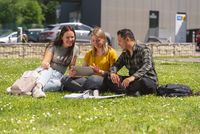 Studierende auf dem Campus