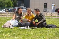 Studierende auf dem Campus