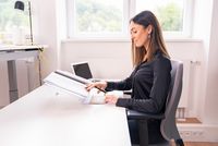 Frau arbeitet im Büro