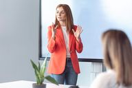 Frau präsentiert im Meeting