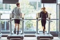 Personen auf einem Laufband
