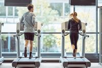 Personen auf einem Laufband