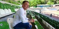 Der angehende Sportökonom Jaron Schäfer im Stadion des FC 08 Homburg