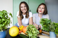 DHfPG-Studierende Melina Neumann (links) und Ernährungsberaterin Ana Hansel 