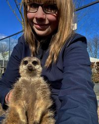 Michéle von Holten mit einem Erdmännchen