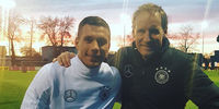 Hans-Dieter Hermann mit Lukas Podolski bei dessen Abschiedsspiel 