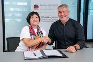 Angelika Baldus und Johannes Marx bei der Unterschrift