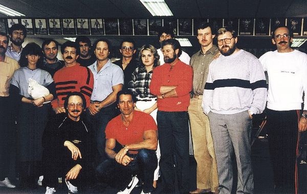 Teilnehmer des ersten BSA-Lehrgangs treffen Arnold Schwarzenegger. 